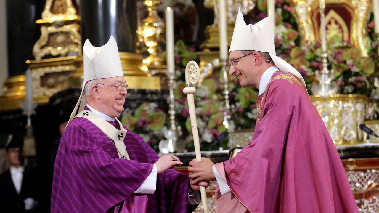 Erzbischof Hans-Josef Becker überreicht dem neuen Fuldaer Oberhirten am 31. März 2019 den Bonifatiusstab. Foto: Dr. Arnulf Müller.