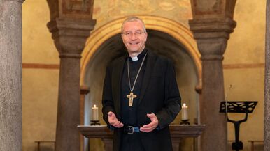 Bischof Dr. Michael Gerber freut sich in der Michaelskirche darauf, an Weihnachten wieder mit vielen Menschen im Fuldaer Dom zu feiern. Die kommenden Gottesdienste an Heiligabend und am 1. Weihnachtsfeiertag sind nach einer Krebserkrankung seine ersten öffentlichen Auftritte seit rund einem halben Jahr. Foto: Bistum Fulda / Burkhard Beintken