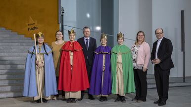 Die Sternsingerinnen Klara, Marie, Amelie und Alisha sowie ihre Begleiterin Linda Diegelmann aus der Pfarrei „Zur schmerzhaften Mutter Gottes“ in Aufenau vertraten das Bistum Fulda in Berlin. Zum Gruppenfoto mit Thorsten Frei, Chef des Bundeskanzleramts, stellten sie sich gemeinsam mit Pfarrer Dirk Bingener, Präsident des Kindermissionswerks „Die Sternsinger“, und Daniela Hottenbacher, Bundesvorsitzende des Bundes der Deutschen Katholischen Jugend (BDKJ). 